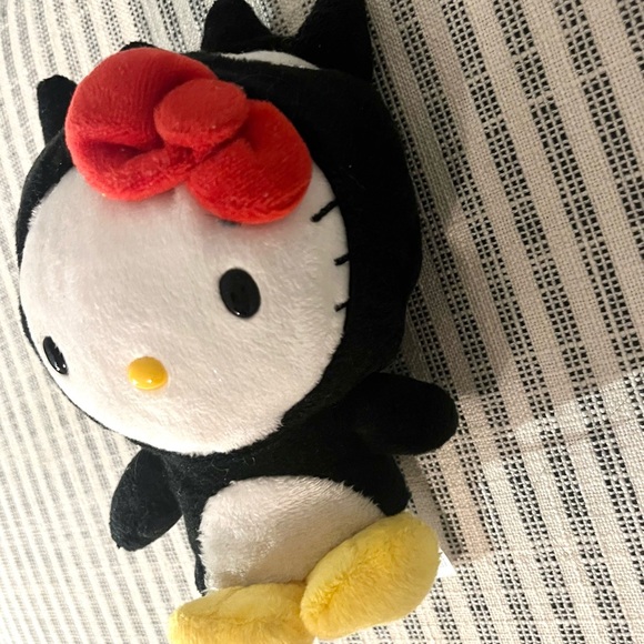 ๐ RARE ๐ - limited edition Hello Kitty plushie dressed in Badtz-Maru costume - Picture 5 of 10